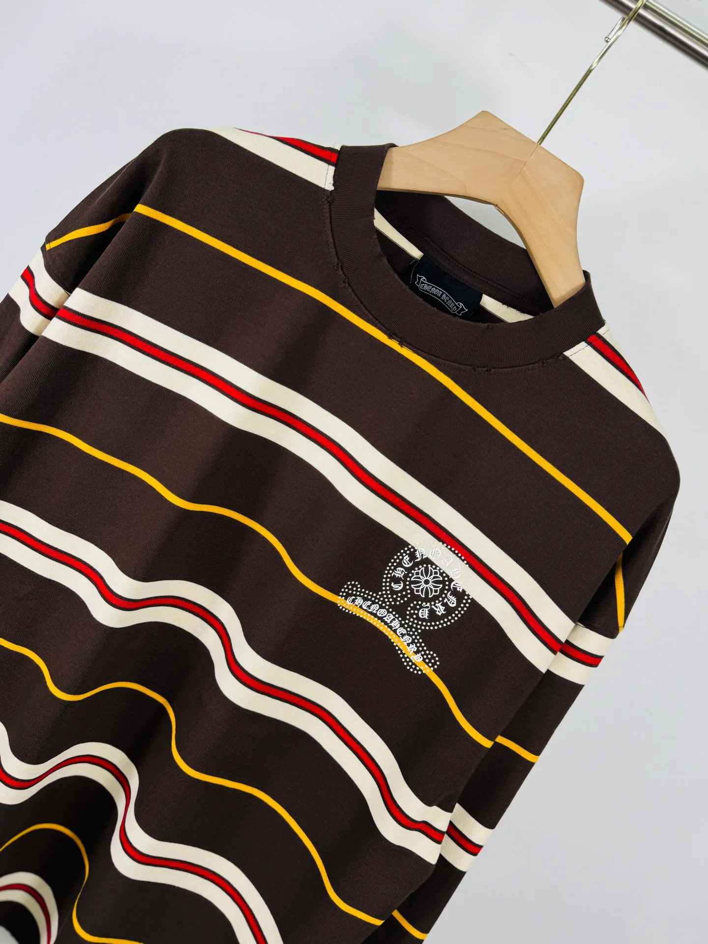 P260 top version, real shot without P, ​​different from market currency) 𝗖𝗵𝗿𝗼𝗺𝗲 𝗛𝗲𝗮𝗿𝘁𝘀/Cro Heart 2025 Autumn and Winter Horseshoe Cross Stripe Couple Casual Long Sleeve 👑The highest version! Customized fabric 320g fabric! Horseshoe cross sticker, a best-selling model in the counter, very comfortable to wear. Accessories: original molded and authenticated collar label➕100% silk wash label. Genuine purchase-grade original hangtag➕matching hanging rope➕3D hanging beads➕original packaging bag. Craftsmanship: The original version has consistent wiring! The highest version of the armhole matching technique! Color: Brown Green Size: S M L XL Style No.: 5193